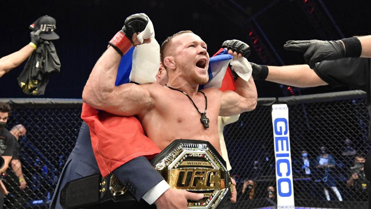 Ресейлік UFC чемпионы жекпе-жегі алдында салмақ өлшеуден өтті