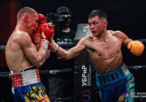 Ержан Залилов (сары қолғап) және Владимир Никитин. Сурет: vk.com/rccboxing