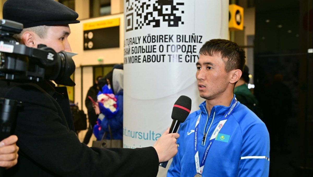 "Қазақтың Ломаченкосы" Еуропа чемпионын нокдаунға түсіріп кіші ӘЧ финалына шықты